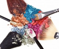 9567877-composizione-con-pennelli-trucco-e-rotti-ombretti-multicolor